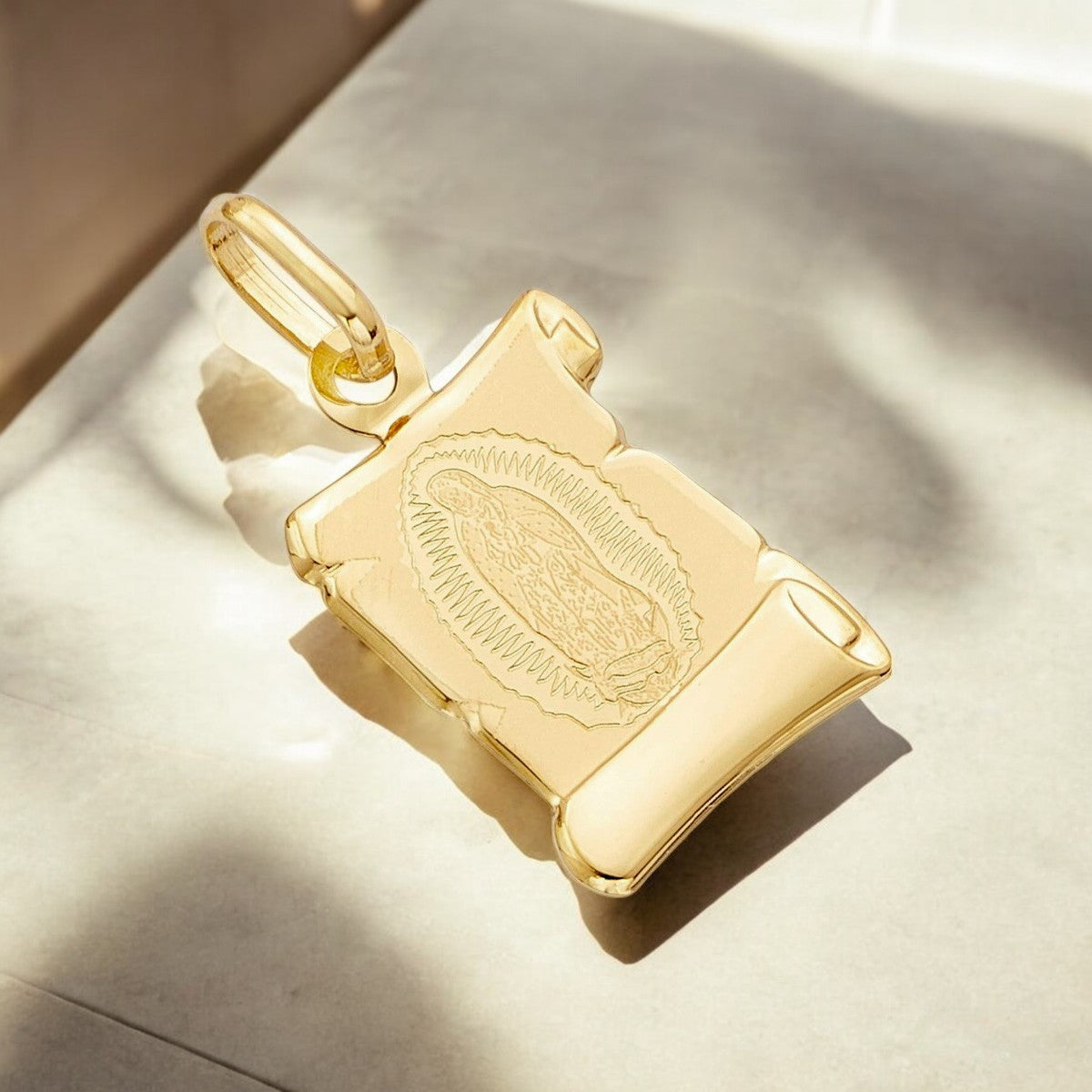 Medalla De Virgen Italiana De Oro De 10k