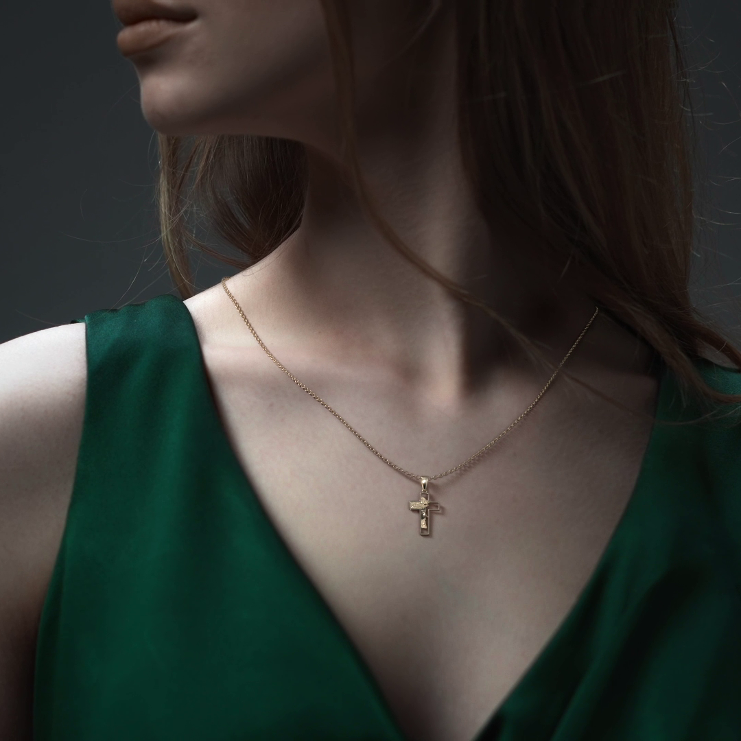 Collar de Cruz de Oro 10K con Rostro de Cristo
