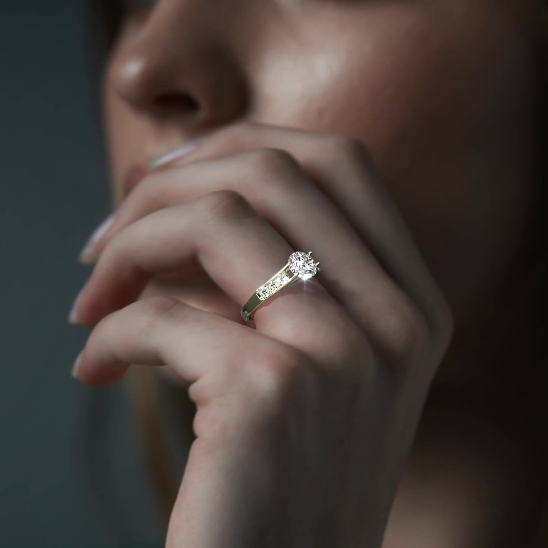 Anillo De Compromiso De Oro 10k Con Piedras Zirconia